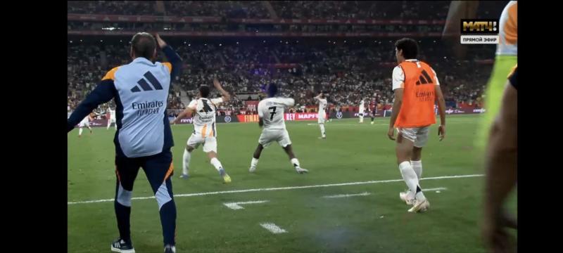 Винисиуса и Васкеса удалили за возмущение свистком Бенгоэчеа	 из-за отмашки Мбаппе (Marca)